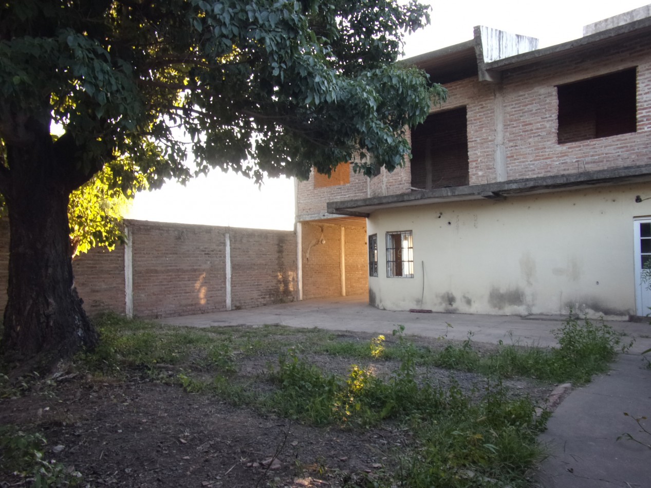 Casa en VENTA con local y construccion en segunda planta a terminar