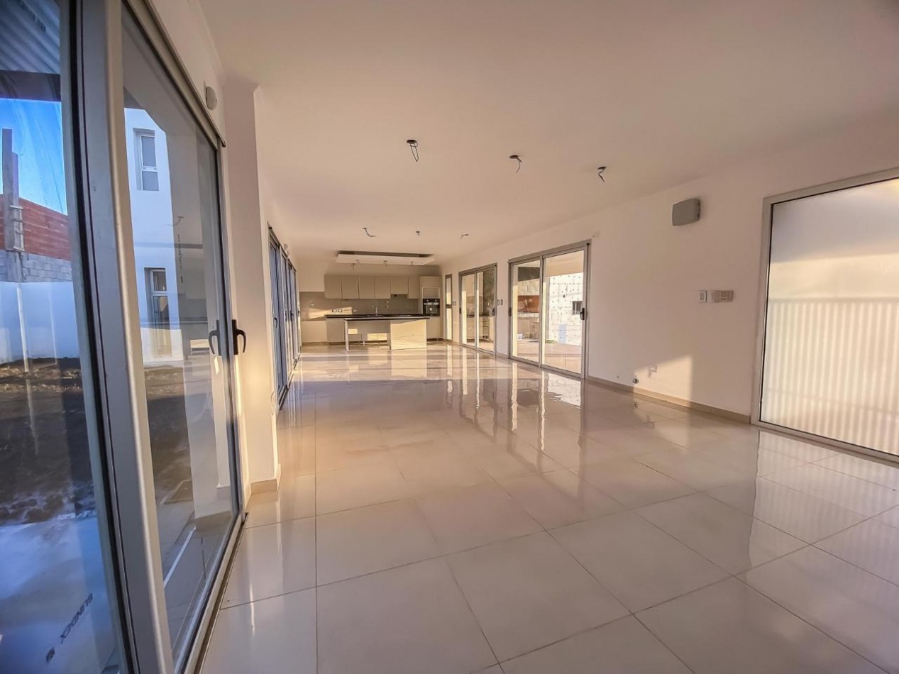 Casa de categoria en ALQUILER Loteo Tierra del Sol Excelente Vista