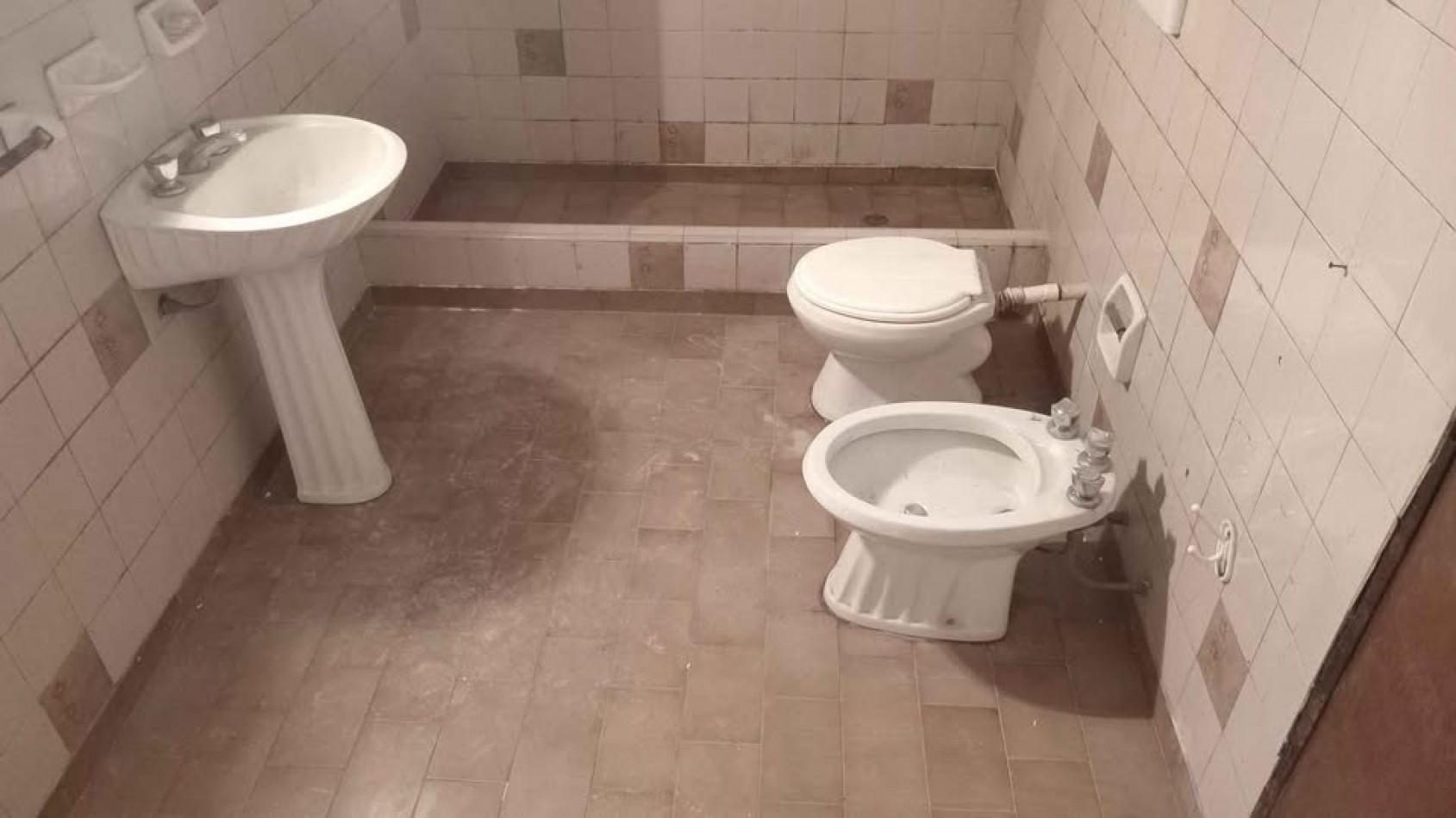 Casa en VENTA con 3 habitaciones camino al Thompson