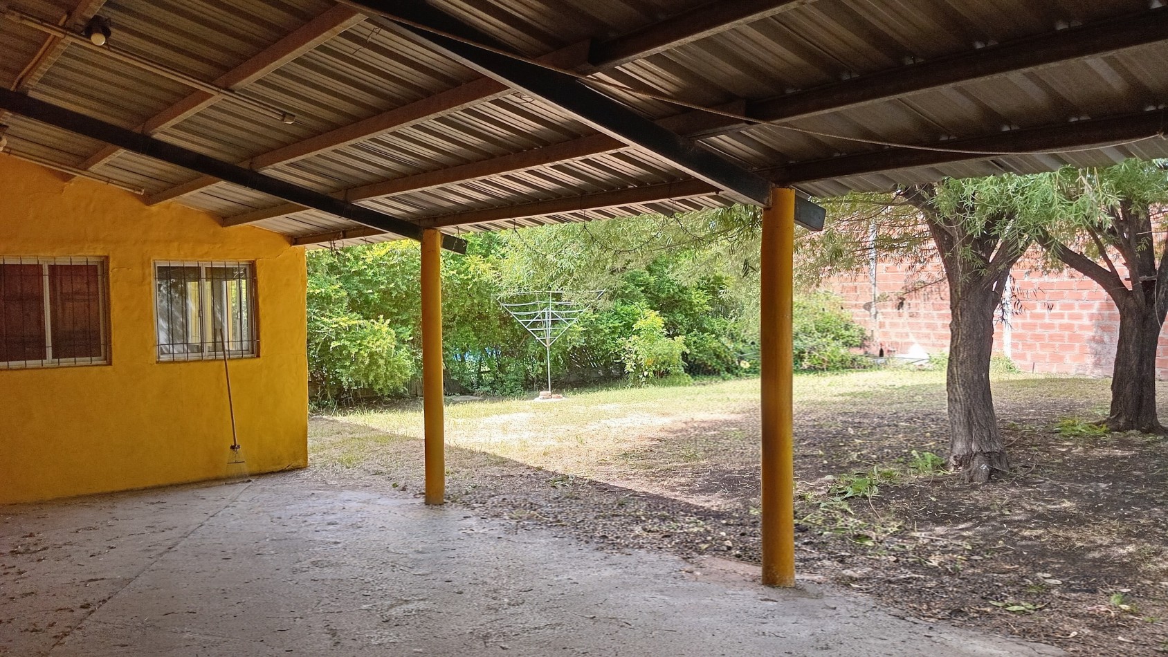 Casa en VENTA 3 habitaciones y gran patio en Colonia Avellaneda