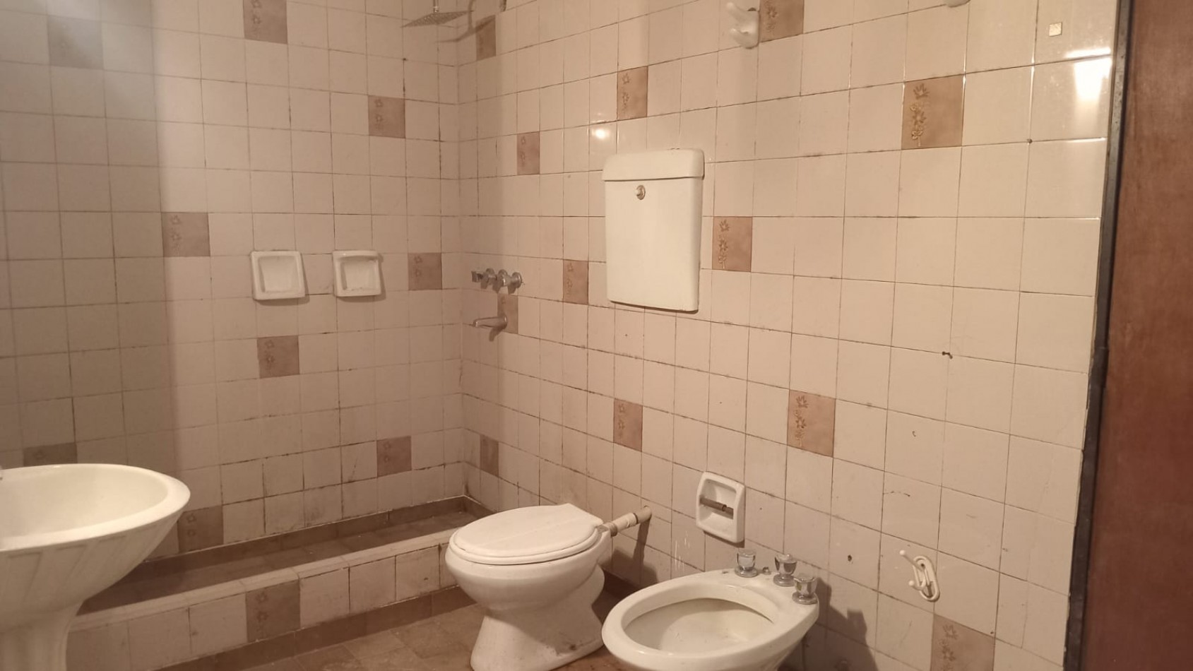 Casa en VENTA con 3 habitaciones camino al Thompson
