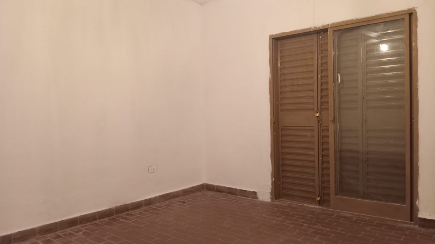 Casa en VENTA con 3 habitaciones camino al Thompson