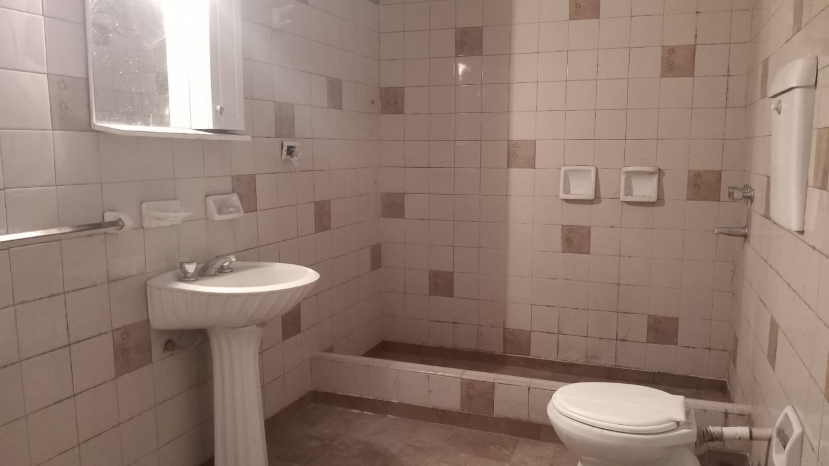 Casa en VENTA con 3 habitaciones camino al Thompson