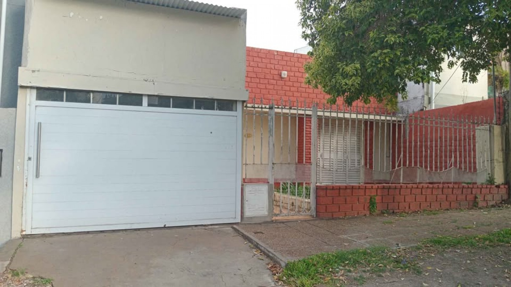 Casa en VENTA con 3 habitaciones camino al Thompson